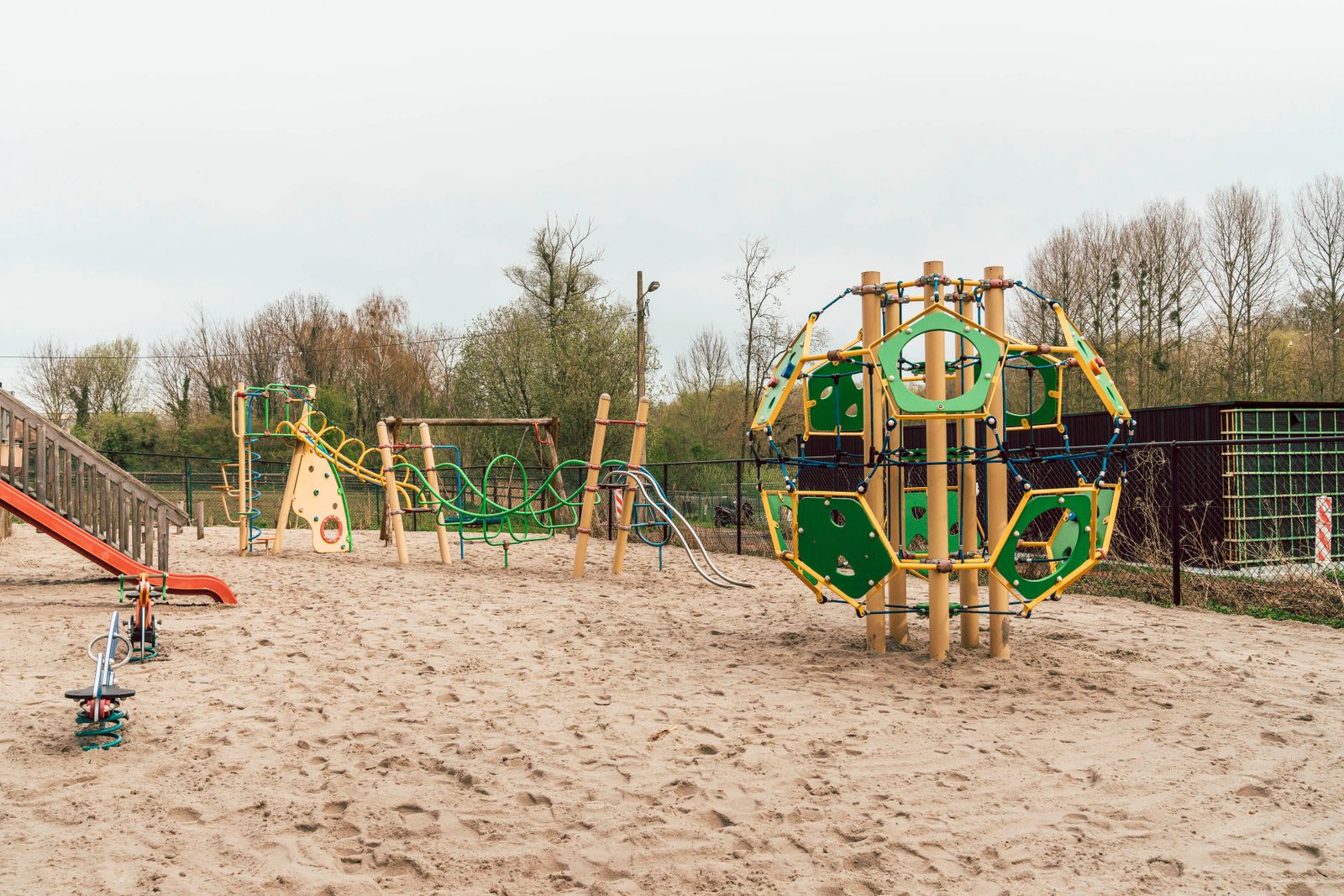 Eerste buitenmomenten van het jaar: checklist voor een geslaagde speel-dag binnen én buiten in april